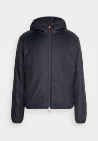 Schwarze Puffjacke mit Kapuze, verfügt über einen Frontreißverschluss, seitliche Taschen und eine glatte, glänzende Textur. Akzentuiert mit einem Leder-Ziehband.