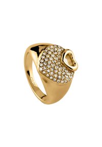 Anello in oro con design a forma di cuore texturizzato, decorato con strass trasparenti, finitura liscia e lucida, e fascia larga.