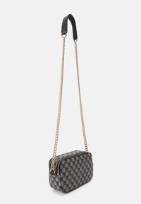 Geantă crossbody cu carouri negre și gri, cu fermoar dublu, curea din lanț și accente din piele, având o textură netedă și o formă rectangulară.