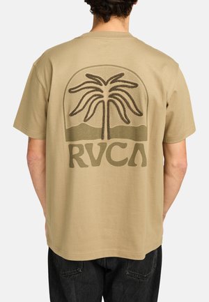 Katoenen tan t-shirt met een palmboom graphic en "RVCA" tekst in een donkerdere tint, met een ontspannen pasvorm en korte mouwen.