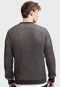Donker gebreid sweater met verticale strepen, ronde halslijn, geribbelde zoom en manchetten. De stof heeft een structurele uitstraling.
