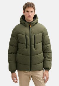 Zielona puchowa kurtka z kapturem, z zapięciem na zamek, dwoma kieszeniami na piersi z czarnymi zamkami błyskawicznymi i ściągaczami przy mankietach. Miękka, pikowana faktura.