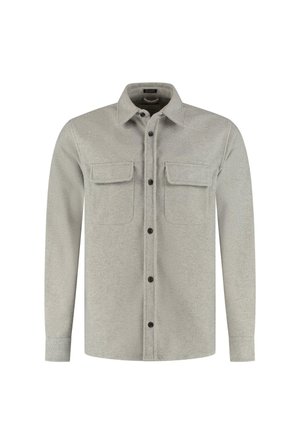Lichtgrijze langemouwige overhemdjacket met knopen, voorzien van twee borstzakken met klep en een klassieke kraag.