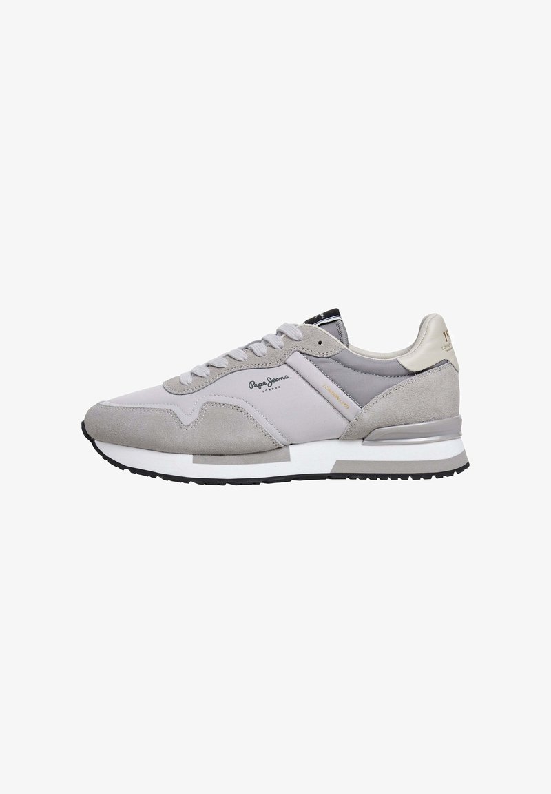 Graue Sneaker aus einer Kombination von Wildleder und Nylon, mit abgerundeter Spitze, Schnürdesign und einer kontrastierenden weißen Sohle.