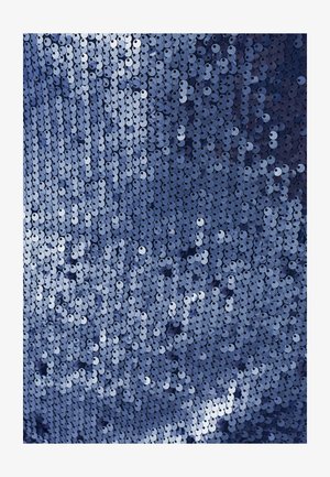 Navy-Paillettenstoff mit eng zusammengerückten, runden, reflektierenden Scheiben, die eine glänzende, strukturierte Oberfläche mit unterschiedlichen Lichtreflexionen erzeugen.