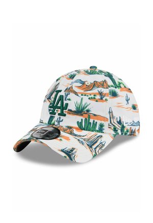 Weiße Baseballkappe mit grünem "LA"-Logo, die ein buntes Wüstenlandschaftsmuster mit Kakteen und Felsformationen zeigt.