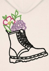 Stivale nero ricamato con lacci, caratterizzato da colorati motivi floreali in rosa, verde e viola, su uno sfondo chiaro.