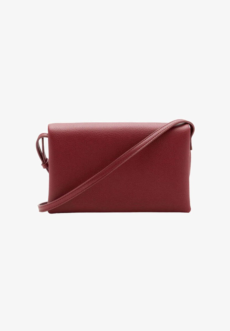 Petit sac bandoulière rectangulaire en cuir rouge avec une fine bandoulière et une surface lisse et texturée.