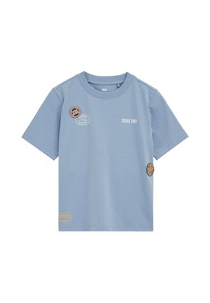 T-shirt bleu clair à manches courtes avec col rond, trois petits écussons imprimés et le texte "CEDAR FORK" sur la poitrine.