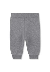 Szare spodnie dresowe dla niemowląt z elastycznym paskiem w talii i mankietami na kostkach, wyłożone na płasko na białym tle.