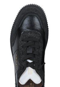 Schwarze Sneaker aus strukturiertem Leder mit glitzerndem schwarzen Akzent und kontrastierenden weißen Details an der Zunge und dem Innenfutter.
