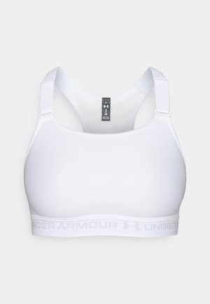 Hvid sports-bh med glat tekstur og bred elastik med "UNDER ARMOUR" trykt i grå. Justerbare stropper for pasform.