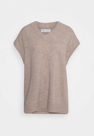 Gilet sans manches en maille beige avec col en V et bords roulés aux manches, présenté sur un fond blanc uni.