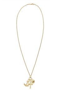 Collier en chaîne dorée avec trois charms : une ancre, un cœur et une croix. Texture lisse avec un design délicat et torsadé.