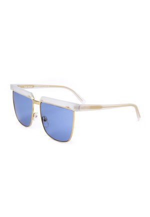 Occhiali da sole quadrati con lenti blu, montatura in metallo dorato e parte superiore e stanghette beige trasparenti.