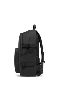 Fekete hátizsák párnázott vállpántokkal, oldalsó csatpántokkal és egy elülső zipzáros zsebbel, oldalnézetből, fehér háttér előtt.