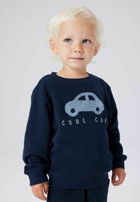 Marineblauer Sweatshirt aus weichem Stoff, mit einem strukturierten hellblauen Autodesign und dem Text "COOL CAR" darunter. Gerippte Ärmelbündchen und Saum.