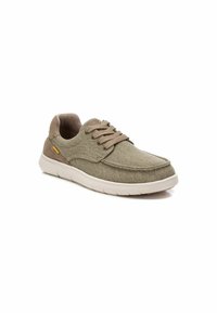 Zapatillas de tela gris con acentos beige, punta redonda, diseño con cordones, suela acolchada y detalle sutil del logo en el lateral.