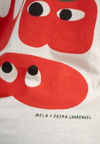 Weißer Stoff mit großen roten Formen und schwarzen Augen, begleitet von grüner Schrift, die "MELA + JOSHA LOHRENGEL" liest.