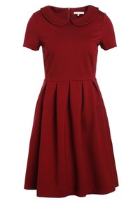 Robe rouge à manches courtes avec col Claudine, taille cintrée et jupe trapèze plissée, fermeture éclair au dos.
