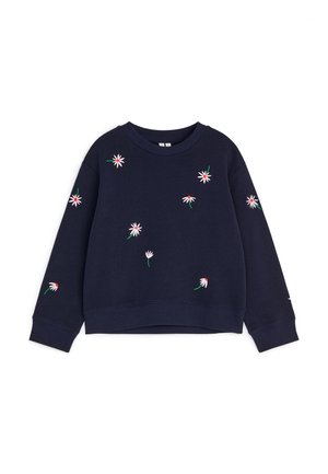 Sweat-shirt bleu marine à manches longues avec de petites broderies dispersées de fleurs roses et blanches sur le devant et les manches.