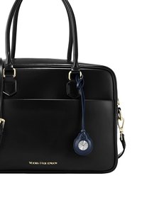 Borsa a mano in pelle nera con design strutturato, dettagli in metallo dorato, manici superiori e un pendente blu navy con un orologio attaccato.