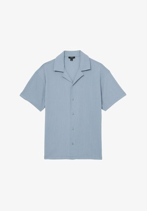 Hellblaue kurzärmlige Button-Up-Bluse aus strukturiertem Stoff, mit einem Camp-Kragen und fünf metallischen Knöpfen auf der Vorderseite.