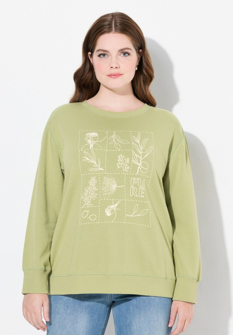 Sweatshirt verde chiaro con scollatura a girocollo, caratterizzato da una stampa botanica e la parola "PURE" in un design a scatola bianca. Maniche lunghe, vestibilità rilassata.