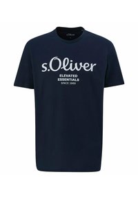 Granatowy t-shirt s.Oliver z okrągłym dekoltem, krótkimi rękawami i białym napisem „s.Oliver Elevated Essentials Since 1969” na przodzie.