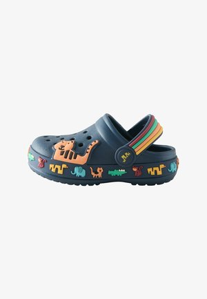 Blå plastiktræsko med farverige dyrapplikationer rundt om ringen og et tigerdesign på forsiden. Ventilationshuller på toppen.