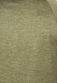 Olivově zelená textilní látka se strukturovaným vzorem. Měkký a hladký povrch, s jemným variabilním odstínem v rámci materiálu.