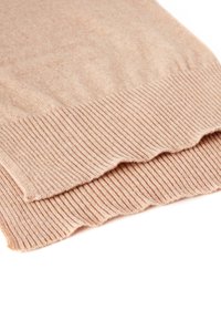 Maglione in cashmere beige chiaro con orlo a coste e bordo scallop, caratterizzato da una consistenza morbida e una finitura liscia.