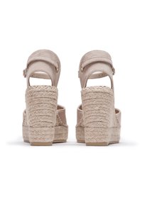 Beige platformsandaler lavet af blødt ruskind med flettede jutehæle og justerbare ankelstropper. Teksturerede overflader og design med åben hæl.