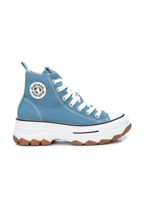 Zapatilla deportiva azul de caña alta con cordones blancos, suela blanca gruesa, dibujo en marrón y logotipo circular "Refresh" en el lateral.