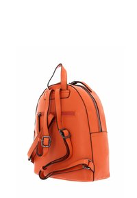 Sac à dos en cuir orange avec des bretelles réglables bordées de noir, une poignée supérieure, une poche zippée arrière et une fermeture principale à glissière.
