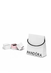 Borsa regalo in carta bianca con manico in corda nera, con logo "PANDORA". Include una piccola scatola bianca con interno rosa e coperchio abbinato.