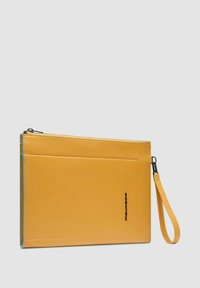 Geel leren clutch met een gladde textuur, voorzien van een zijrits en een polsbandje, en een contrasterende blauwe randafwerking.