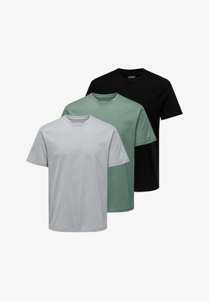 Trzy koszulki z krótkim rękawem w jasnoszarym, stonowanym zielonym i czarnym kolorze. Bawełnowy materiał, fason z okrągłym dekoltem, o gładkiej fakturze i luźnym kroju.