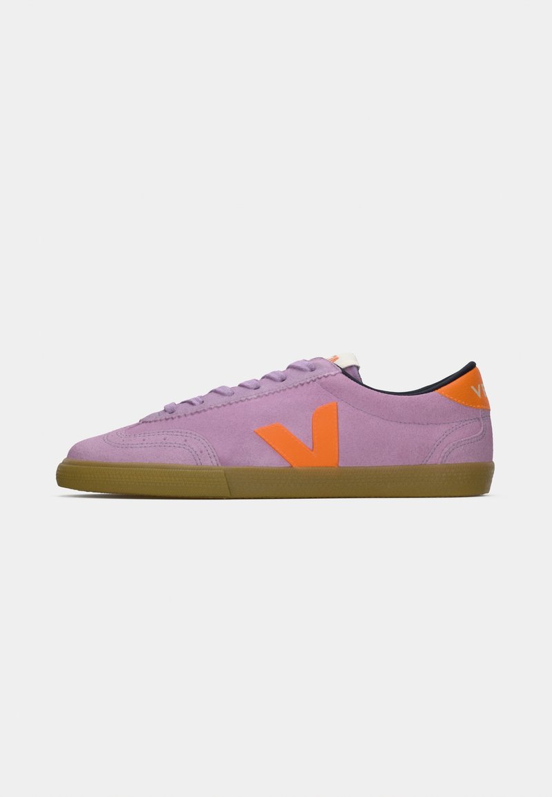 Baskets en suède violet clair avec un logo "V" orange, un design de lacets simple, une semelle en caoutchouc texturé et un accent de talon noir contrastant.