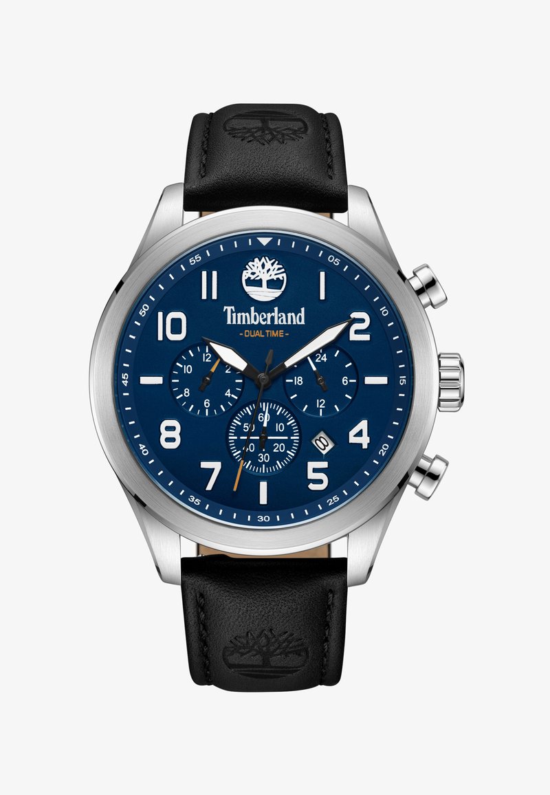 Chronograf hodinky Timberland se stříbrnou ocelovou skříní, tmavě modrým ciferníkem, černým koženým páskem a výraznými hodinovými ukazateli a subciferníky.