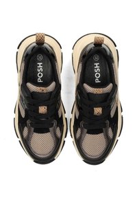 Sneaker neri e marroni con materiali in rete e pelle. Presenta una suola spessa, accenti testurizzati e lacci neri piatti. Nome del marchio "POSH" visibile.