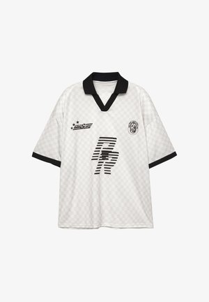 Biała, krótkozasięgowa koszulka sportowa z subtelnym wzorem w kratkę, z czarnym kołnierzykiem i obszyciem rękawów, z czarnymi logo graficznymi na przodzie.