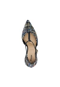 Puntige schoen met een multicolore tweedstof bovenkant in blauw, zwart en goud, met een zwarte enkelschoenband en een gevoerde, nude binnenzool.