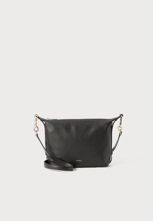 Sac bandoulière en cuir noir avec une texture lisse, quincaillerie dorée et une bandoulière amovible. Il dispose d'une fermeture éclair et d'un logo en détail.