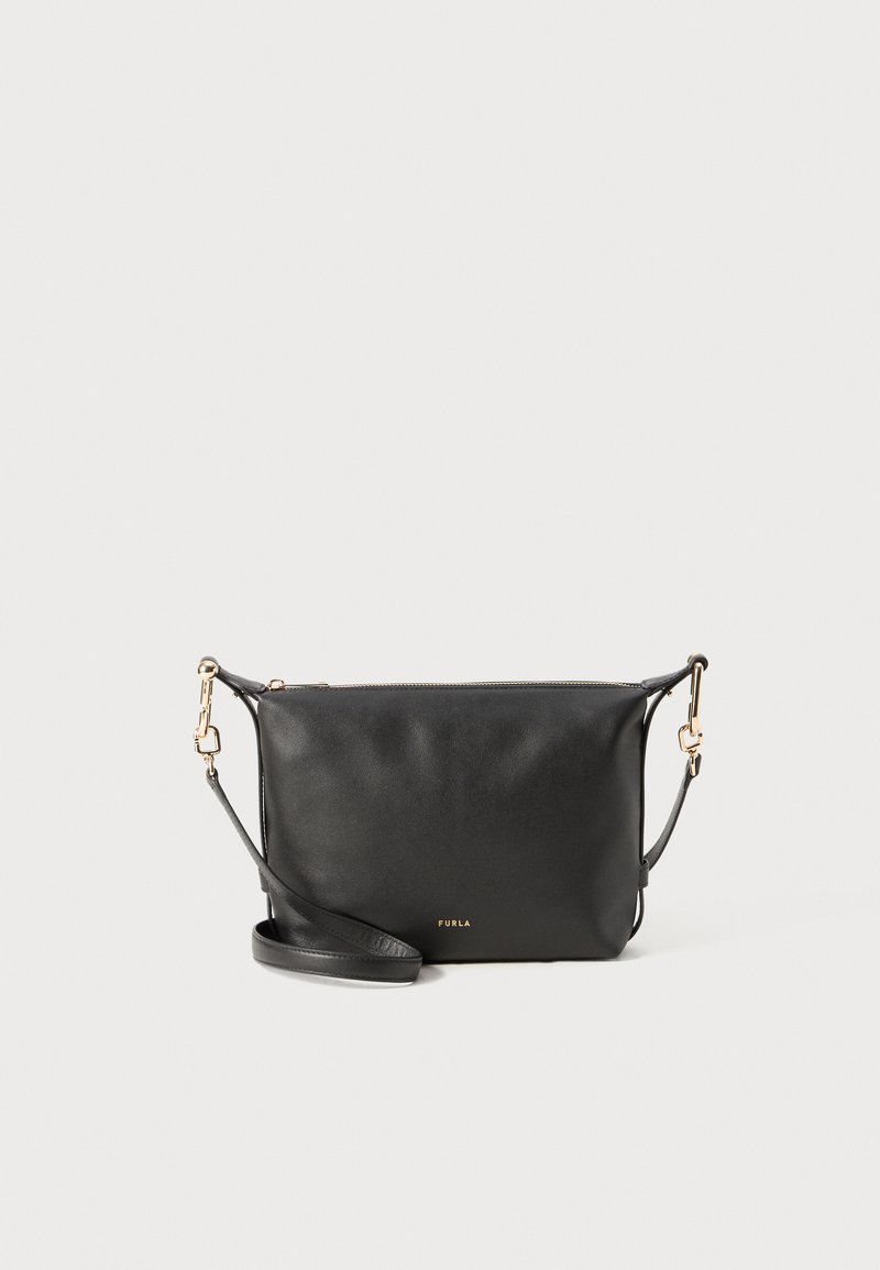 Černá kožená crossbody taška s hladkou texturou, zlatým kováním a odnímatelným popruhem. Obsahuje zipové uzavření a detaily s logem.