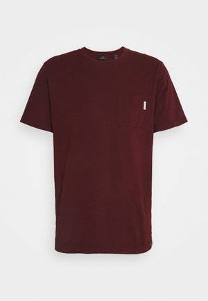Bordeauxrotes T-Shirt mit kurzen Ärmeln, rundem Halsausschnitt und kleinem Brusttasche mit weißem Etikett auf der rechten Seite.