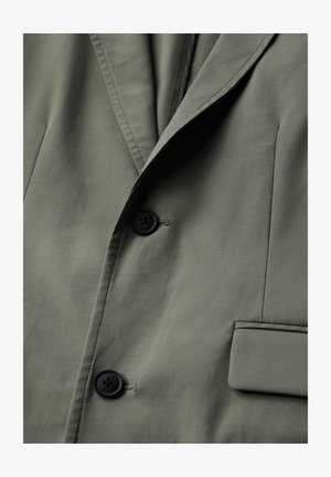 Olijfgroene blazer met een slank ontwerp, twee zwarte knopen, gestructureerde revers en een zakdetail met een gladde stoftextuur.