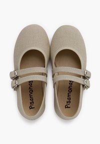 Chaussures Mary Jane en toile beige avec deux brides réglables, semelles en bois lisses et une surface supérieure texturée.