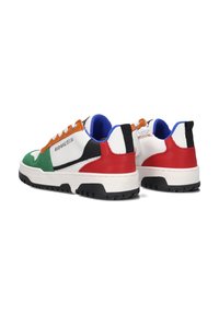 Multikleurige sneakers met een witte leren basis, voorzien van groene, rode, oranje en zwarte accenten, een gestructureerde zool en een contrasterende blauwe binnenkant.