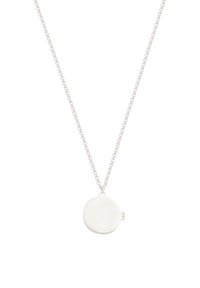 Srebrna verižica z drobno verigo in okroglim, ravnim obeskom. Obesek ima gladko površino z nežnim sijajem.